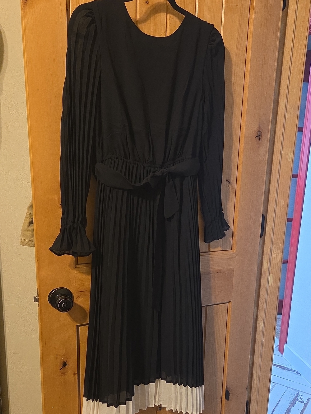 Women’s Black Pleated Long-Sleeve Midi Dress with Tie Waist
